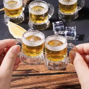 Mug à bière miniature transparent en plastique de 1 oz avec logo personnalisé, base lourde et poignées, pour bar et maison, idéal pour la tequila, la vodka et le <span class=keywords><strong>whisky</strong></span> - Product Image 3