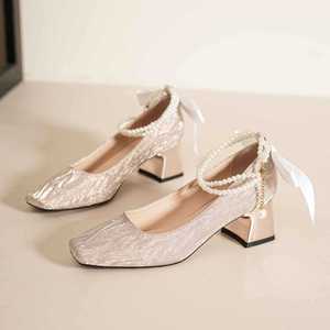 Zapatos de Tacón Alto con Punta Cuadrada y Correa en el Tobillo con Perlas, Modelo Mary Jane 5688M, Forro de Satén, Cómodos para Bodas - Product Image 1