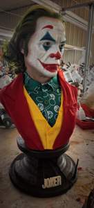 Busto de Joker Hiperrealista 1/1 con Ropa de Tela, Figura de Arthur Fleck con Efecto de Piel de Silicona para Colección de Cuarto de Hombre - Product Image 2