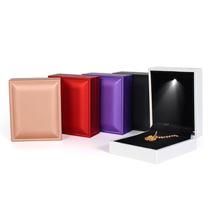 Factory wholesale luxury Velvet Necklace box LED light pendant box bracelet ring emerald jewelry packaging custom logo