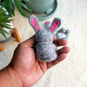 Conejito de Pascua de Fieltro y Hilo, Color Gris y Rosa, Hecho a Mano, Decoración de Interiores, Juguete Artesanal para Niños - Product Image 3