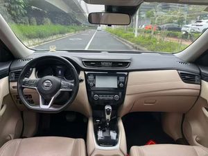 นิสสัน เอ็กซ์เทรล ปี 2017 เครื่องยนต์ 2.5 ลิตร เกียร์อัตโนมัติ รถ SUV พวงมาลัยซ้าย ล้อแม็ก R18 เบาะหนัง ภายในสีเข้ม ไฟหน้าแบบฮาโลเจน ระยะห่างจากพื้น 213 มม. - Product Image 3