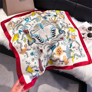 Foulard <span class=keywords><strong>carré</strong></span> en <span class=keywords><strong>soie</strong></span> classique à pois noirs <span class=keywords><strong>et</strong></span> blancs pour femme, idéal comme accessoire rétro pour la tête <span class=keywords><strong>et</strong></span> attache-cheveux quotidienne - Product Image 5