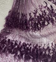 Tissu en tulle à paillettes verticales couleur or champagne personnalisé avec dentelle de plumes d'autruche blanches superposées pour robe de mariée de défilé