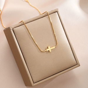 Elegante y Delicado Collar con Colgante de Cruz Clásica - Gargantilla Ajustable de Acero Inoxidable con Cadena Minimalista para Mujer, Regalo Perfecto - Product Image 3