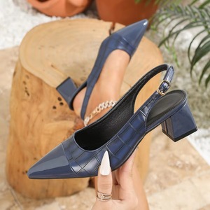 รองเท้าส้นตึกหัวแหลมลายหนังจระเข้แบบใหม่ปี 2026 สไตล์เรโทรอเนกประสงค์ เหมาะสำหรับใส่ทำงานลำลองในฤดูร้อน - Product Image 3