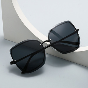 Women's <b>Oversized</b> <b>Sunglasses</b> Metal Frame UV400 Protection Travel Fashion Outfits - Product Image 1