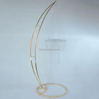 Support de chandelier de luxe en fer forgé pour gâteau, centre de table de mariage, support à fleurs en finition métallique personnalisable