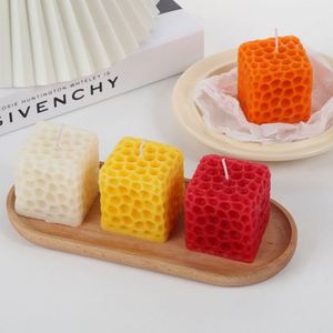 Bougie décorative géométrique parfumée en forme de cube nid d'abeille faite à la main, ornement de table pour la maison, cadeau pour créer une ambiance festive - Product Image 3