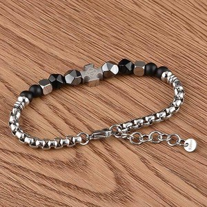 Bracelet en acier inoxydable à la mode et personnalisé avec un pendentif croix porte-bonheur et des perles d'agate noire pour accessoires de bijoux pour hommes - Product Image 3