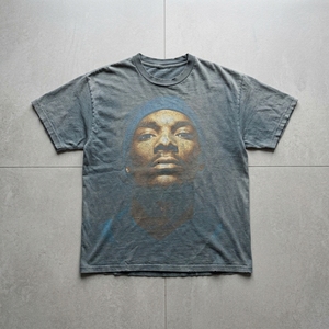T-shirt graphique personnalisé coupe ample style années <span class=keywords><strong>90</strong></span>, motif icône <span class=keywords><strong>rap</strong></span>, esthétique archivistique de luxe, gris délavé soleil |   T-shirt de la collection Elite Boutique Streetwear - Product Image 1