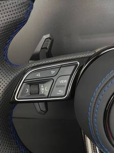 Volant en fibre de carbone pour Audi A3/A4/A5/A6/A7/A8/Q5/Q7/Q8/<span class=keywords><strong>Q3</strong></span> S/<span class=keywords><strong>RS</strong></span> Line, cuir perforé, bande bleue, palettes de changement de vitesse personnalisées - Product Image 5