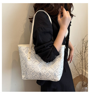 Sac fourre-tout élégant et ethnique en jacquard 2026 KH, grande capacité, sac à bandoulière en brocart Niche Zhuang pour femme, idéal pour le bureau et les trajets quotidiens - Product Image 3
