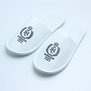 OEM ODM Chaussons d'hôtel jetables en polaire corail respirants, brodés, blancs, à bout fermé et doux - Product Image 1