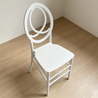 Chaises de banquet empilables en résine plastique imperméable au design moderne pour événements intérieurs/extérieurs, hôtels et mariages