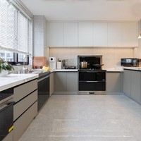 Ensemble complet d'armoires de cuisine modernes sur mesure, bicolores gris clair et blanc, pour projets d'appartements, OEM ODM