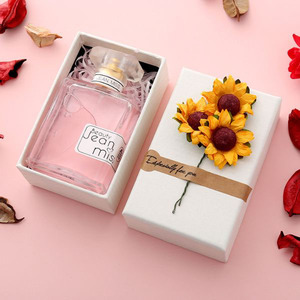 Caja cosmética rígida blanca con logotipo personalizado en lámina dorada y cinta de satén para empaque de perfumes, hecha en Vietnam. - Product Image 4