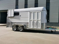 Petite remorque à chevaux avec dimensions de 3925*2290*2600 mm, remorque de luxe pour chevaux de course