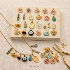 ชาวเผ่าเทอร์ราคอตต้า |   จี้ห้อยเคลือบทอง 18K PVD ทำจากสแตนเลสเคลือบสีด้วยมือ ลายศิลปะพื้นบ้าน |   กันน้ำและไม่หมองคล้ำ - Product Image 4