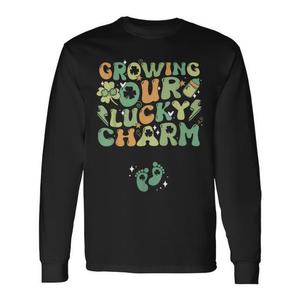 Camiseta de Manga Larga para el Día de San Patricio para Mujeres Embarazadas, Diseño 'Creciendo Nuestro Amuleto de la Suerte', Producto Promocional - Product Image 1