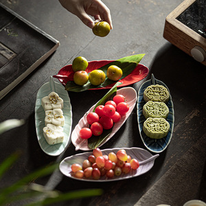 Assiette à fruits en céramique en forme de feuille, plat à dessert créatif en porcelaine pour table à thé, plateau d'offrande de mariage et de fiançailles, style rétro de luxe - Product Image 1