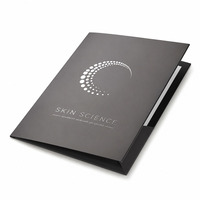 Carpeta de Presentación A4 con Diseño Libre, 14pt/12pt, Acabado Mate, Impresión UV Personalizada, Logotipo, Bolsillo para Archivos, Ranura para Tarjetas de Presentación