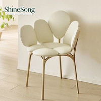 Chaise de salle à manger de luxe avec dossier en forme de fleur, chaise de designer avec pieds en métal doré pour la maison, la villa, l'hôtel, le restaurant