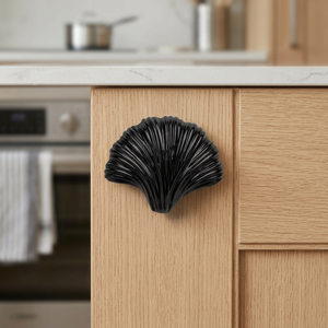 Poignée de meuble noire en forme de coquille, poignée métallique pour tiroir de cuisine, style moderne, quincaillerie décorative, boutons en fonte pour la maison - Product Image 1