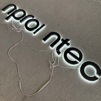 Enseigne Commerciale 3D en Acier Inoxydable Rétroéclairée à Lumière Chaude, Lettres Noires Mate, Étanche IP54, Télécommande Incluse pour Entreprises et Hôpitaux