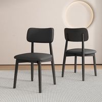 Chaises de salle à manger à dossier rond, avec structure en bois et assise vanille, idéales pour les restaurants de bord de mer et les tables familiales de café.