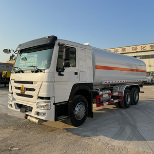 Camión Cisterna Pesado Sinotruk HOWO 6X4 de Alta Seguridad, 10 Neumáticos, Color Blanco, 371HP, con Precio Bajo - Product Image 1