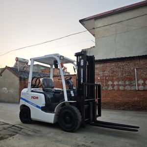 Montacargas TCM de 3 Toneladas a Gas LP en Buen Estado, Motor Isuzu Original Japonés FD30 Usado con Desplazador Lateral Hidráulico y Neumáticos Sólidos en Venta - Product Image 6