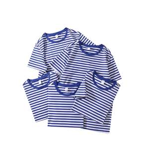 T-shirt rétro rayé bleu et blanc 100% coton, coupe ample, manches courtes, col rond, tissu tricoté 180g avec motif - Product Image 1