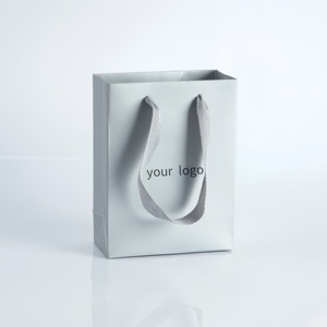 Sacs en papier kraft de luxe en gros, style pliable personnalisé avec poignée en corde pour vêtements, chaussures, sacs à main, emballage cadeau - Product Image 4