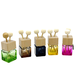 Botol Parfum Aroma Terapi Mobil Kaca Persegi Kosong dengan Klip Ventilasi dan Tutup Sekrup - Product Image 1