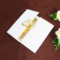 Invitation de mariage à trois volets en velours blanc avec monogramme en acrylique miroir doré, découpe laser, dossier rigide en acrylique doré
