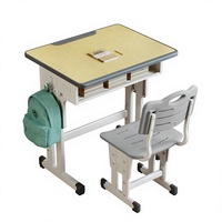 Ensemble bureau et chaise en bois réglables avec bordure grise, pieds larges en métal et étagère de rangement ouverte pour une utilisation en classe