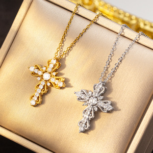 Collana con Pendente a Croce Barocca in Acciaio Inossidabile Placcato Oro 18K con Strass, Collana a Catena con Croce in Cristallo Vintage Cava - Product Image 5