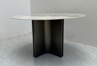 Table à manger ronde de luxe avec plateau en pierre frittée à motif Calacatta et base en acier inoxydable brossé 316
