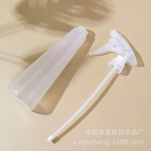 Botella de Spray de Plástico con Pulverizador de 500 ml, Boquilla Ajustable para Riego y Limpieza de Jardín - Product Image 3