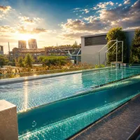 Clôture de piscine en verre trempé de 12 mm, accessoires en acier inoxydable, design moderne pour villa et complexe hôtelier