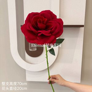 Rose géante en velours rouge Secret Garden, fleur en soie pour décoration de mariage et décoration intérieure - Product Image 3