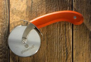 Venta al por mayor de madera de acero inoxidable de la rueda de la hoja de queso cortador de pizza con mango de madera - Product Image 5