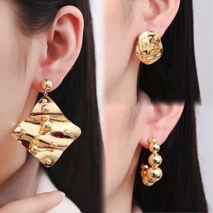 Boucles d'oreilles clous carrées géométriques texturées martelées vintage en laiton plaqué or 18 carats, bijoux de mode unisexe - Product Image 6