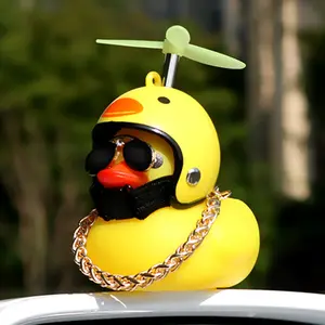 玩具鸭子汽车仪表板摆件发光黄色鸭子带头盔眼镜吊坠蜜蜂瓢虫熊头盔带螺旋桨