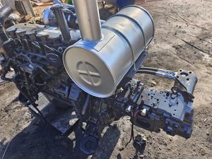 Moteur diesel d'occasion Komatsu 6D107E-1 avec six cylindres en ligne et turbocompresseur offrant une bonne économie de carburant - Product Image 3