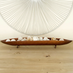 Centro de mesa decorativo de metal con forma de barco largo de lujo, bandeja de mesa con acabado bronce rústico para decoración del hogar y eventos. - Product Image 1