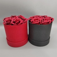 Boîtes cadeaux rondes en carton recyclé noir et rouge avec couvercle, poignée et ruban, emballage d'affichage imprimé quadricolore pour fleurs