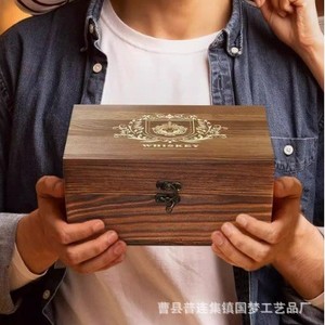 Caja de Whisky de Madera Williams 20x20x10cm, Juego de Almacenamiento Hecho a Mano con Tapa Abatible, Vasos y Decantador - Product Image 3
