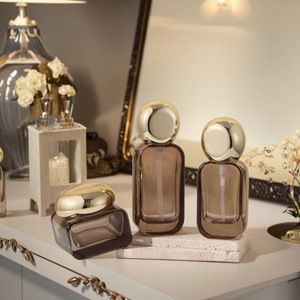 Ensemble d'emballages personnalisés de flacons en verre cosmétique <span class=keywords><strong>translucide</strong></span> noir de 1 oz, 2 oz, 4 oz pour crème, lotion, spray et pots de crème pour le visage avec bouchon doré - Product Image 1